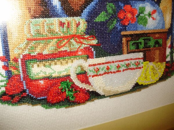 Ягодки, чашка и лимончик вышиты бисером