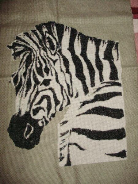 Зебра. На первый взгляд все очень просто... вышивалась тяжело.... в вышивке использовано 10 оттенков.