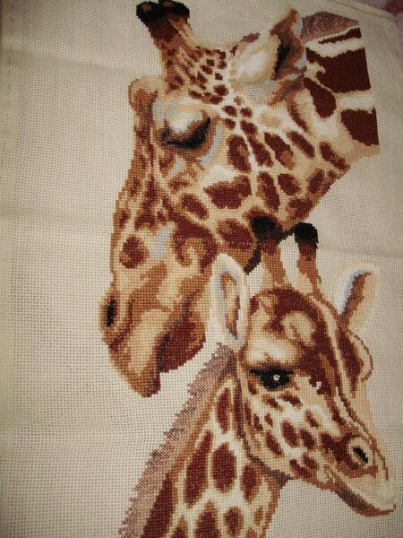Жирафчики очень милые, глазик малыша выполнен блестящим камешком. Работа выполнена в компанию к Лео и Зебре.