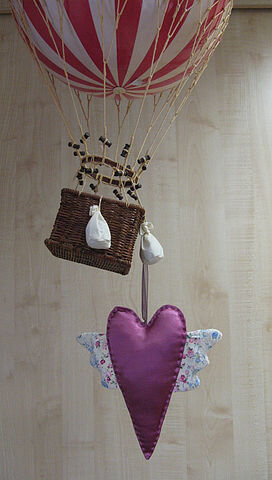 Большое шелковое сердце.. оно летит к Вам...