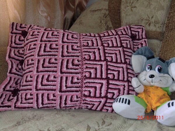 Подушка из распушенного свитера