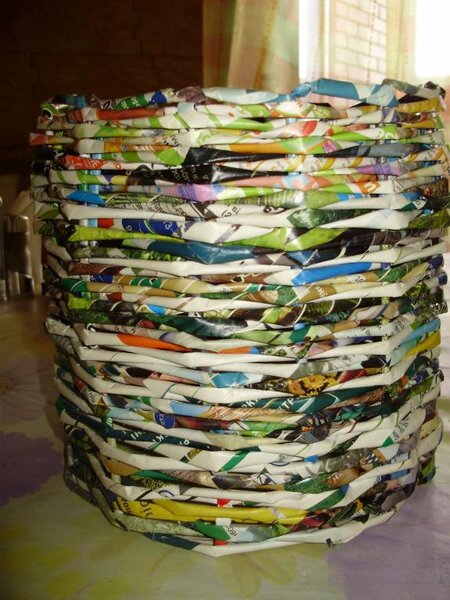 Перешла на большие формы. Кашпо плетенное из газетных трубочек, ждет покраски.