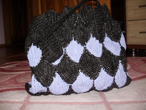 Навязала листочков "ласточка" черного и сиреневого цвета, сшила, привязала ручки и.... получилась оригинальная сумка)