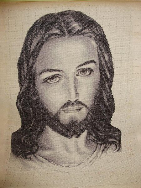 Проникновенный взгляд, а мерцание, при хорошем освещении, даже сквозь вышивку видно.