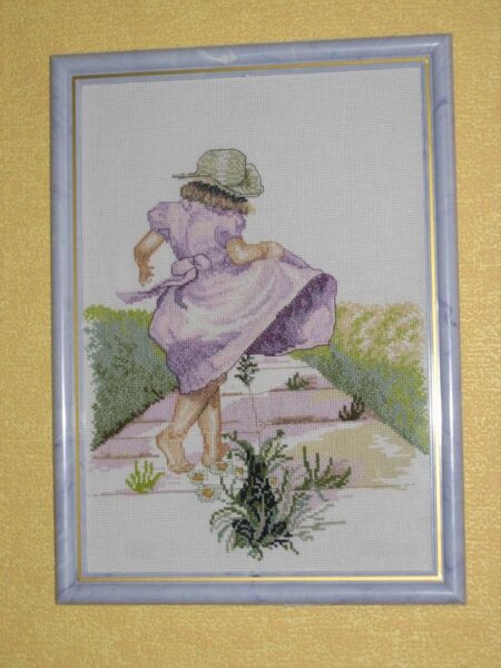 Девочка гуляет