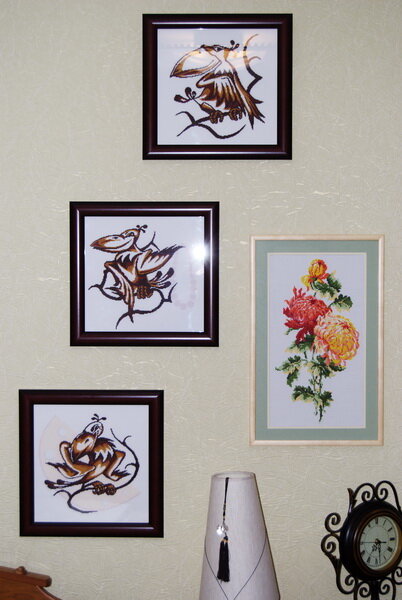 Очень живые и яркие вороны. Вышиты подбором. Начаты были сразу в посленовогодние выходные от нечего делать после достаточно сложной для меня работы Фуксии. К тому же глаза требовали совершенно иных от фуксий красок.