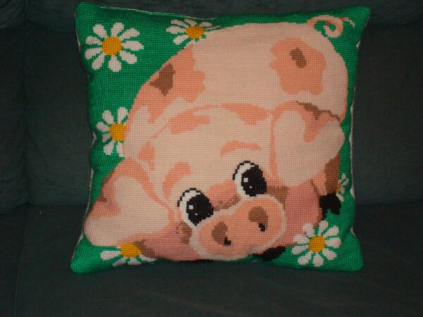 подушка со свинкой
