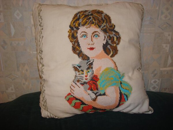 подушка с девушкой