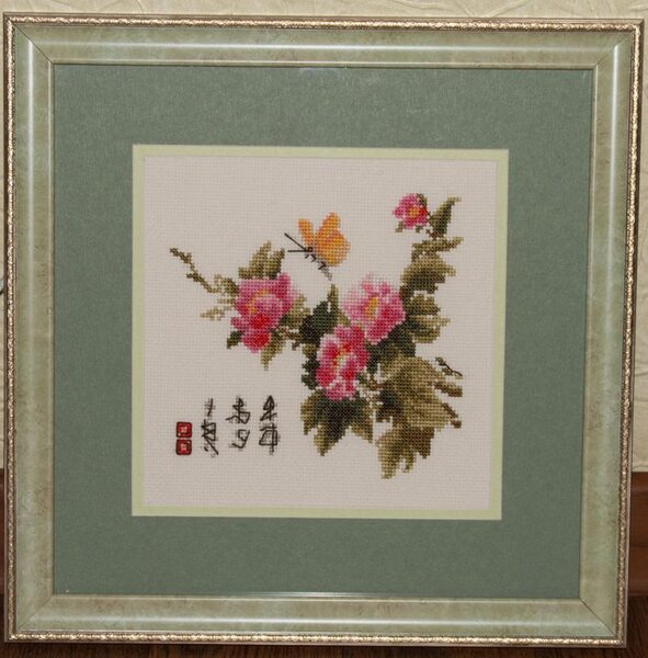 Первый приобретенный мною набор. Начат был моментально по возвращению из магазина, а вот вышит только через год всвязи с тем, что схема показалась для меня сложнее строительства космического корабля и в страхе была заброшена до лучших времен.