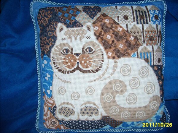 Белый кот - подушка