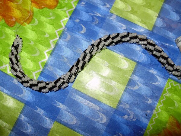 Бисер и стеклярус в турецком жгуте. Вариации могцт быть разные.