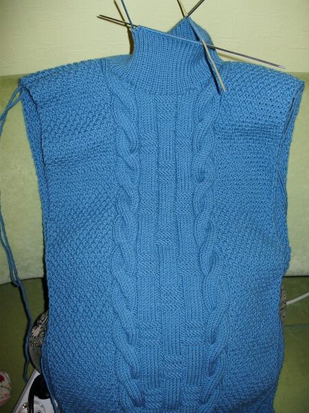 Сейчас вяжу свитер для дочери. Получается довольно быстро, осталось довязать горловину и рукава.