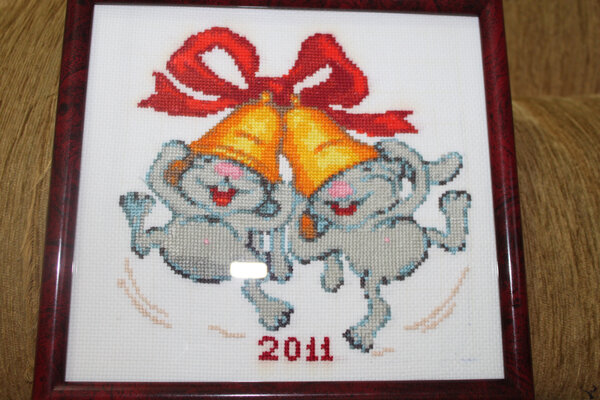 Зайчиков начала вышивать дочь, а я заканчивала вышивать зайчат.