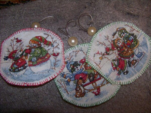 3 снеговикадевочки, выкладываю свои немного кривоватые рукоделки - первые в своей вышивальной "карьере" елочные игрушки на пластиковой канве. пластиковая канва аналог Аиды 14, крупновато, ко