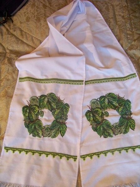 мой третий  рушник - и тожев подарок знакомому батюшке - другу нашей семьи. покупала готовую  схему  в рукодельном магазине. что-то типа "Вышивка крестом" производитель. оказался самый прого