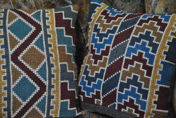 Диванные подушки, схема из журнала "Валя-Валентина" №3-2000  вышито "болгарским" крестом, утилизация остатков ниток разных производителей