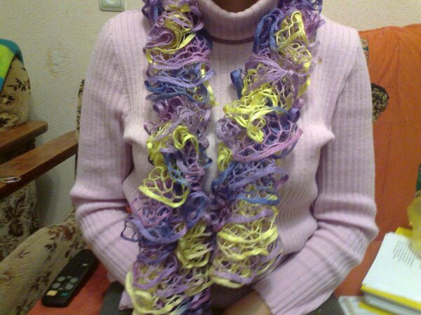 такие шарфы у нас тоже все вяжут-нитка специальная