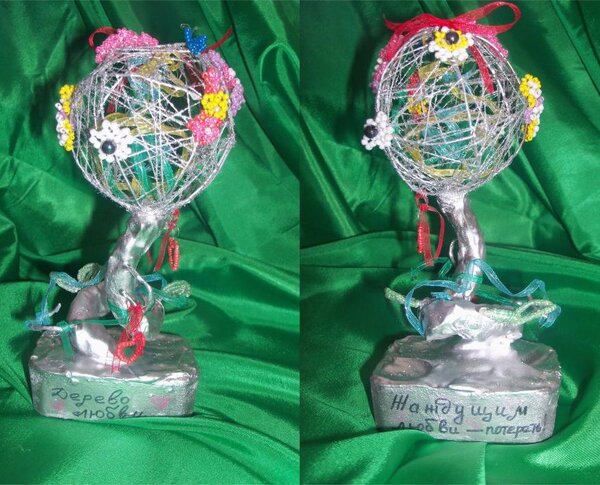 Дерево любви. На нем 2 сердца - символ любви, куча цветов - вимвол романтики, 1 бабочка - символ надежды.