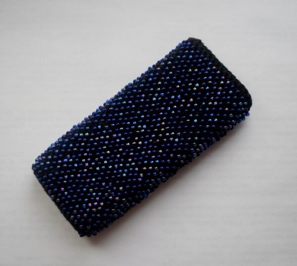 Чехол №2. 
Нитки -  чёрный Ирис, бисер -  смесь Тайвань  с чем-то ещё...
Вязала с традиционным завалом на бок;-).