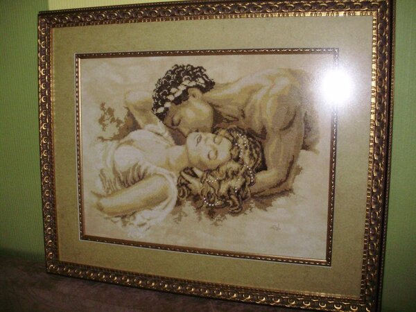 В волосы девушки "вплетены" жемчужинки.