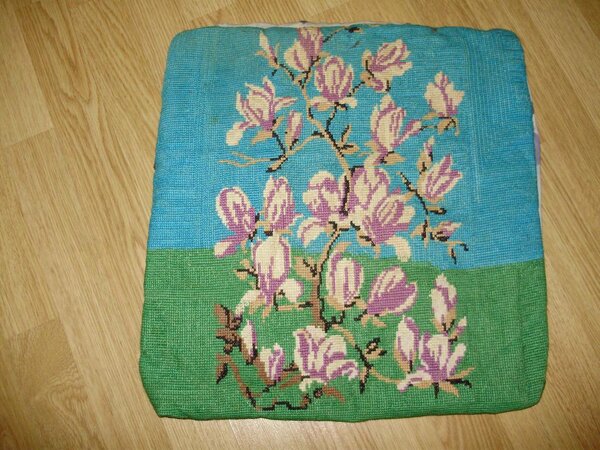 Вот такую подушечку вышивала почти двадцать лет назад. Куст магнолии.