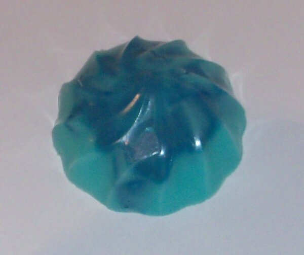 Мылко с запахом шоколада. Внутри кусочки темно-синего мылка.