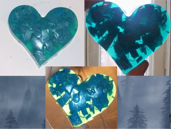 Мылко с фруктовым запахом. Внутри кусочки темно-синего мылка