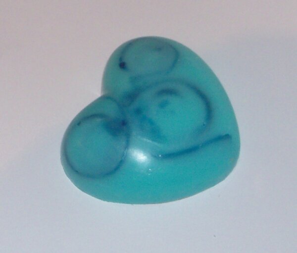 Мылко с запахом морской волны. Внутри темно-синие завитушки.