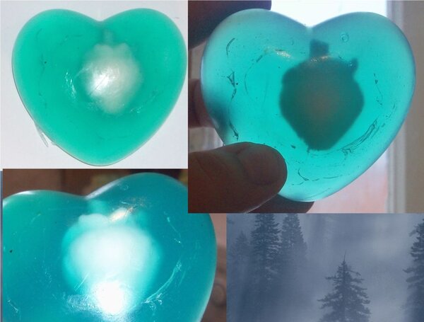 Мылко с запахом шоколада. Внутри белое мылко в форме клубники с эфирном маслом апельсина