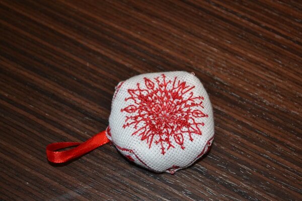 006 - Моя игольница ) Даже в поездки всегда беру с собой, так что уже затасканная, но самая любимая )