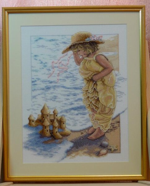 Замки из песка 28х36 см
Девочка любуется на замок из песка, постороенный на морском берегу. Прибыла очередная волна. Уцелеет ли хрупкое здание под натиском стихии? Придерживая подол платья, девочка н