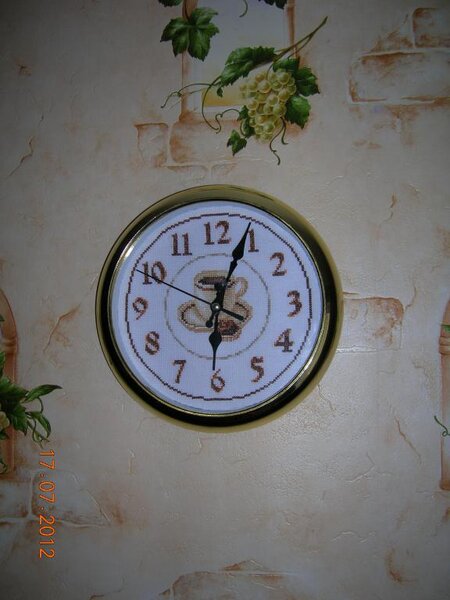 Часики (с использованием схемы Vervaco)