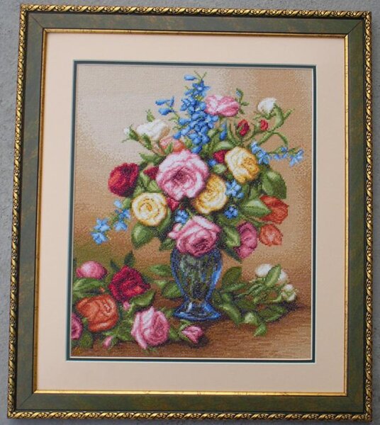 дизайнер Стоянка Иванова
"Розы в голубой вазе"