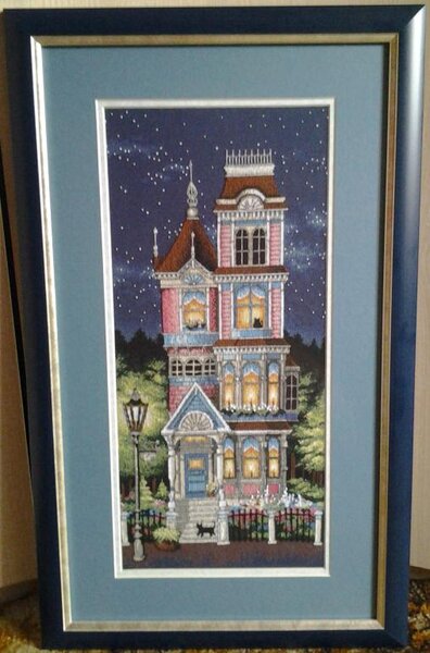 Дименшен. Викторианское очарование. Шилась просто на ура. Оч.легкая схема, правда бэка оч.много, а вообще домик мне очень нра:-) звезды кстати настоящие, сделаны светящимися нитками.