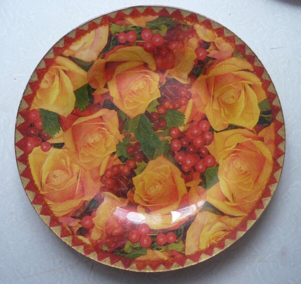 Обратный декупаж. Тарелочку можно использовать по прямому назначению.