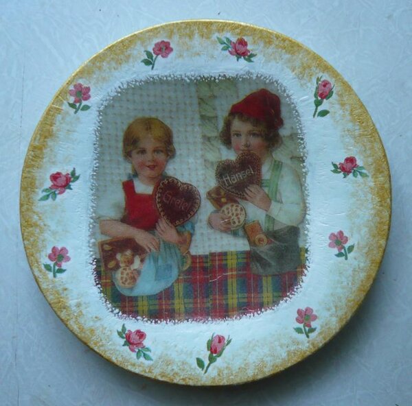 Подарена племяннице. У нее двое деток: мальчик и девочка.