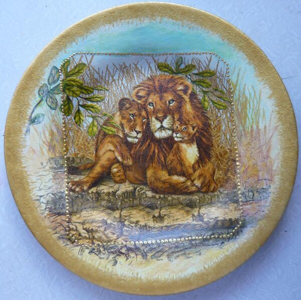 "Семья львов" ,декупаж на тарелке. В центральном квадрате-салфетка,с четырех сторон-подрисовка.