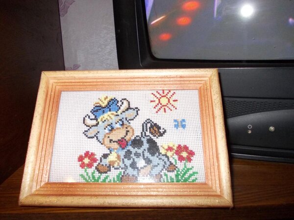 Для мамы вышивала корову..