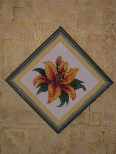 Жёлтая лилия с каплей