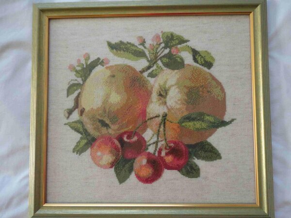 Яблоки с вишней.