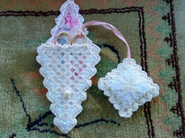 Игольница и чехол для ножниц в технике Хардангер