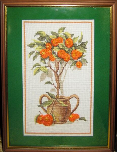Вот и мое "долгострадательное" деревце. Пока не оформленное. Хочу к нему в пару лимончики вышить. А примета-то, кстати, сработала!