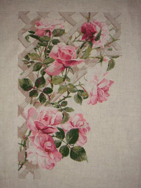 Розы на решетке