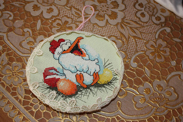 Вышивала в подарок на Пасху. Схема их интернета. Оформила в виде пинкипа.