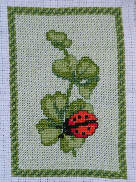 Божья коровка на клевере. 10.2010
Канва мягкая, с дырочками, похожа на Аиду 14.
Вышивала в 4 нитки, наверное слишком туго, не знаю, слабее - крестики получались кучерявыми.
Картинка в итоге вся перекосилась и выгнулась.
Куда применю - пока не знаю.