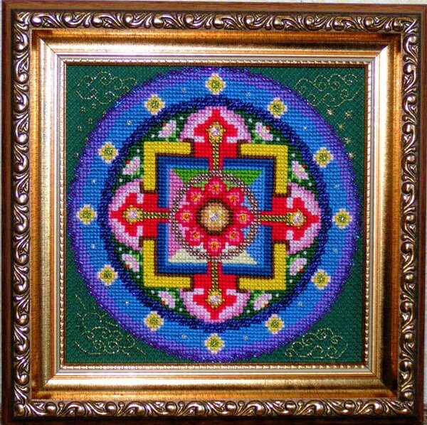 Авантюра № 4 "Магия цвета" 03.2011
Схемку придумывали сами по мотивам и описанию Тибетских мандал.
Является мощным оберегом дома, проводником и фильтром энергий, входящих в дом и индивидуа