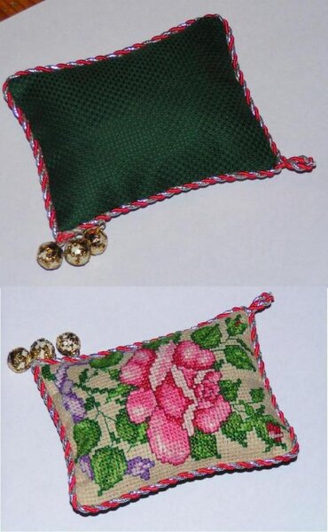 Роза   игольница 08.2011
Вышивалась для конкурса. Моя любимая игольница.