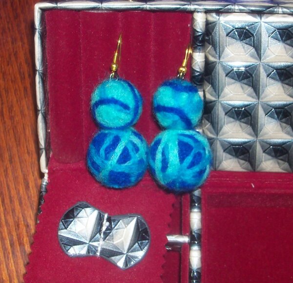 Первый опыт валяния - сережки "клубочки"