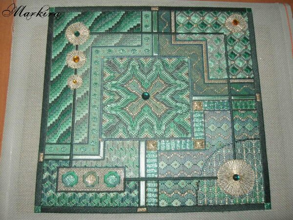 Малахитовый лабиринт. Вышивка на моноканве.