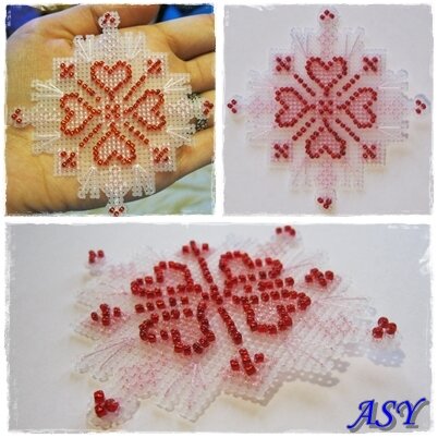 Снежинка
Вышивала к НГ, отнесли в груупу в дет.садик. Пластиковая канва, нитки металлик розового цвета и бисер.